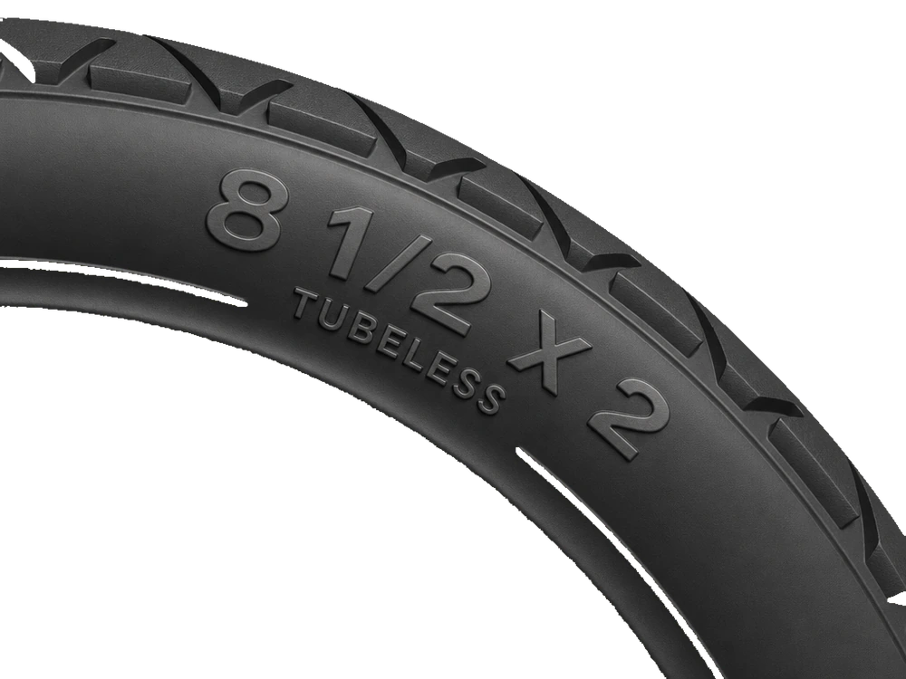 Nahaufnahme der Reifenflanke mit der eingeprägten Größenangabe 8 1/2 X 2 und dem Hinweis Tubeless